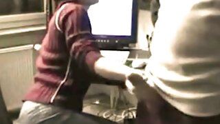Мацка секс порно видеоклипове се чука в кремообразна путка, докато лежи кучешката на стол